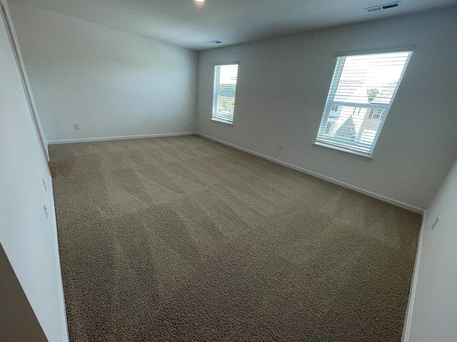 5 bed, 2368 sqft, $2,350 — Photo 4