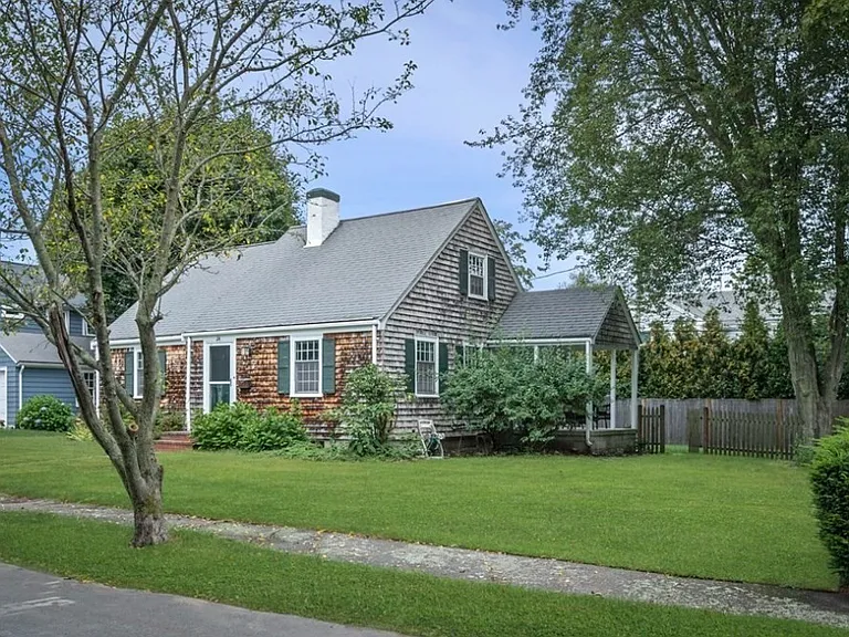 24 Hereford Rd — Photo 2