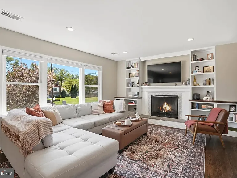 810 Venice Dr — Photo 2