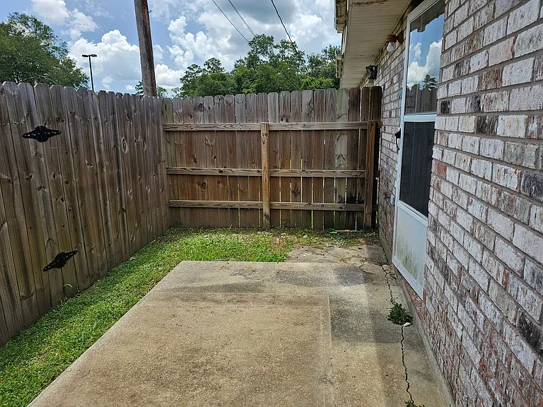 300 Fischers Ln — Photo 16