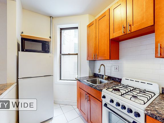 3rd image of 226 E 36th St APT 2D