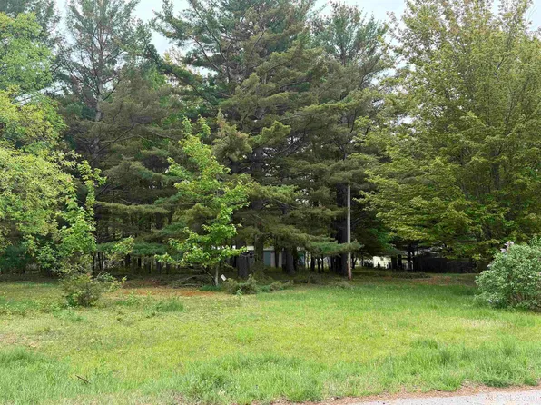 416 Sunnybrook Rd, Marquette, MI 49855