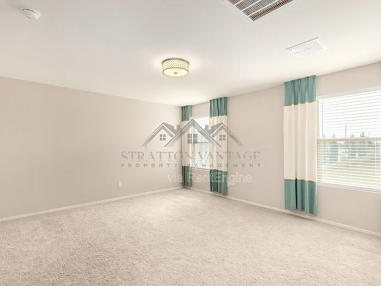 55 E Constitution Dr — Photo 15