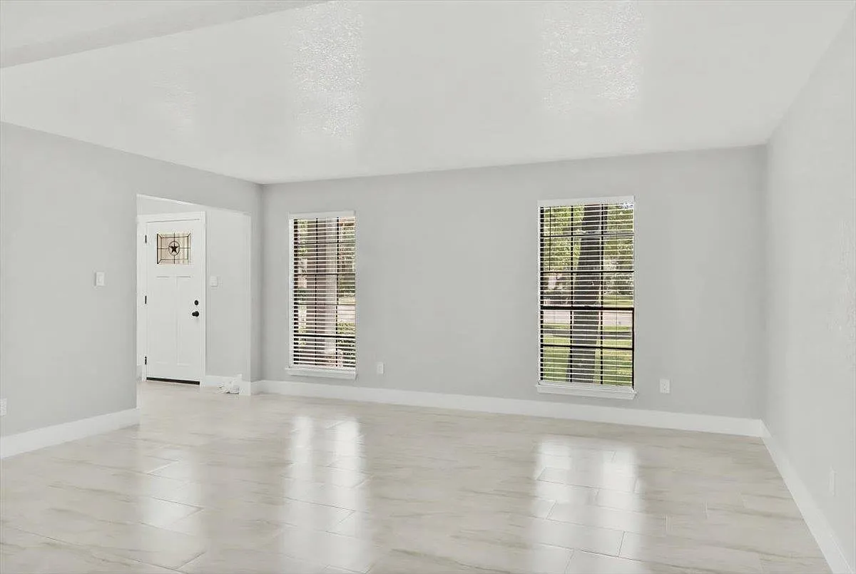 4 bed, 2.5 bath, 2294 sqft, $2,900 — Photo 3