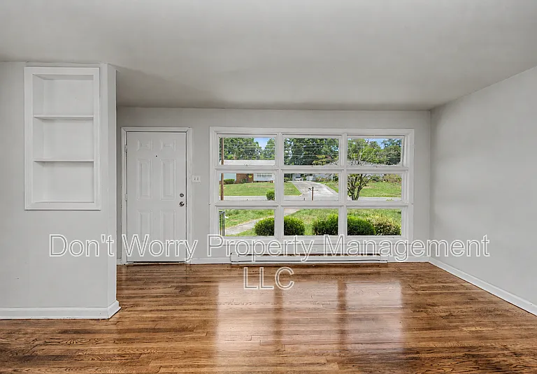 928 Stephens St — Photo 2
