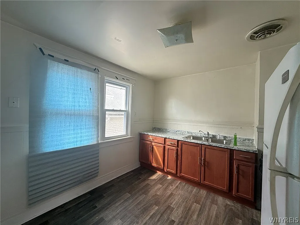2 bed, 1.0 bath, 1690 sqft, $1,050 — Photo 3