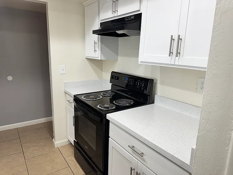 115 W Hill Dr #11 — Photo 3