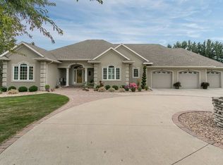 W8073 Hillcrest Ct, Hortonville, WI 54944