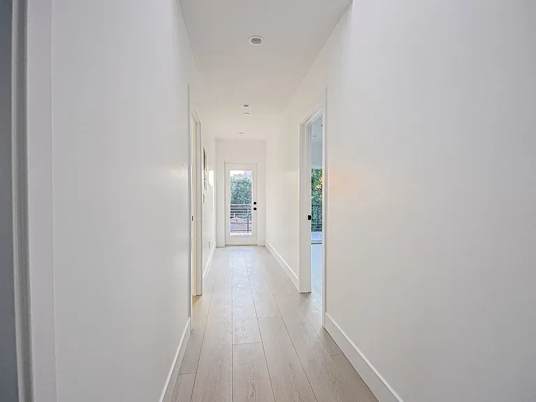 1223 N June St — Photo 30