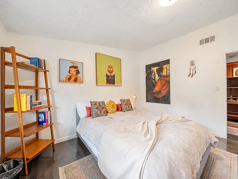 13557 Kittridge St — Photo 37