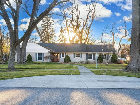 18455 Riverside Dr, Beverly Hills, MI 48025