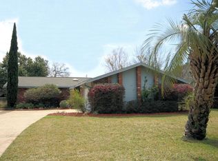 24 E Casa Loma Dr, Mary Esther, FL 32569