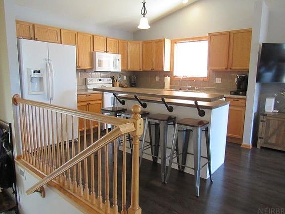 2nd image of 660 Saddleback Rd