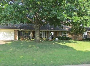 8208 Lakehurst Dr, Oklahoma City, OK 73120