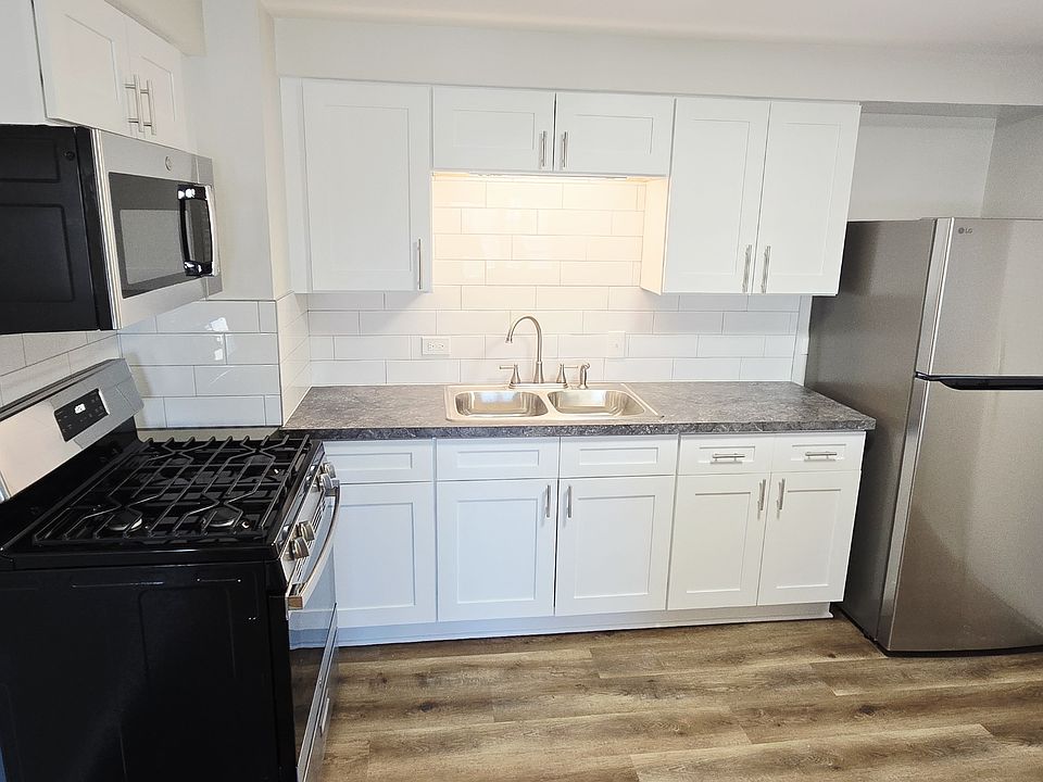 1st image of 11011 S Lloyd Dr APT 15