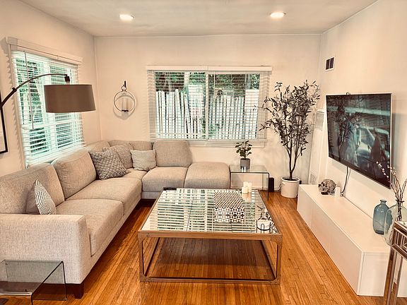 5th image of 9036 Phyllis Ave #1/2