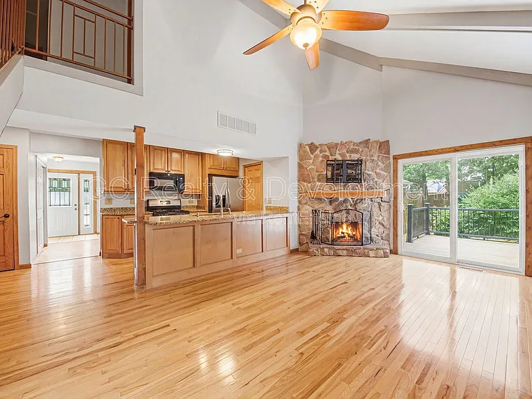 938 Canterbury Dr — Photo 8