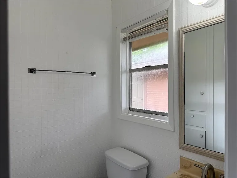 115 E Broadway St — Photo 16