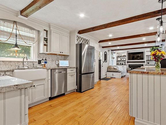 3rd image of 123 Houde St