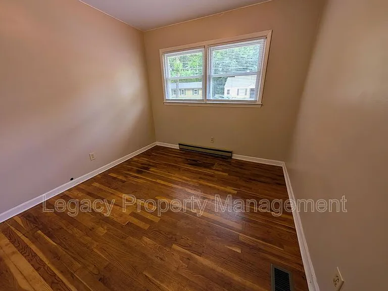 2202 Maywood St — Photo 10