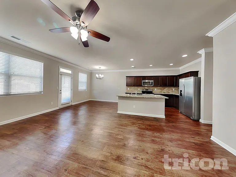 1095 Lear Dr — Photo 2
