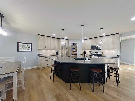 4th image of 938 N Manor Pl SE