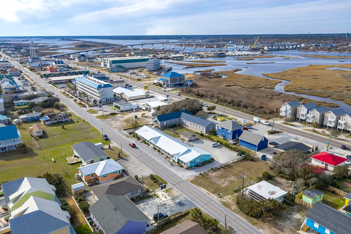 Building Photo - 323 N Topsail Dr