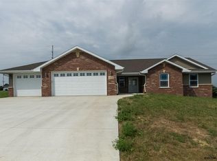 615 Mila Dr, Peosta, IA 52068
