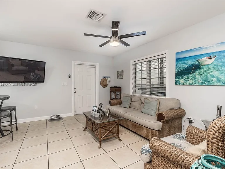 325 Calusa St — Photo 19