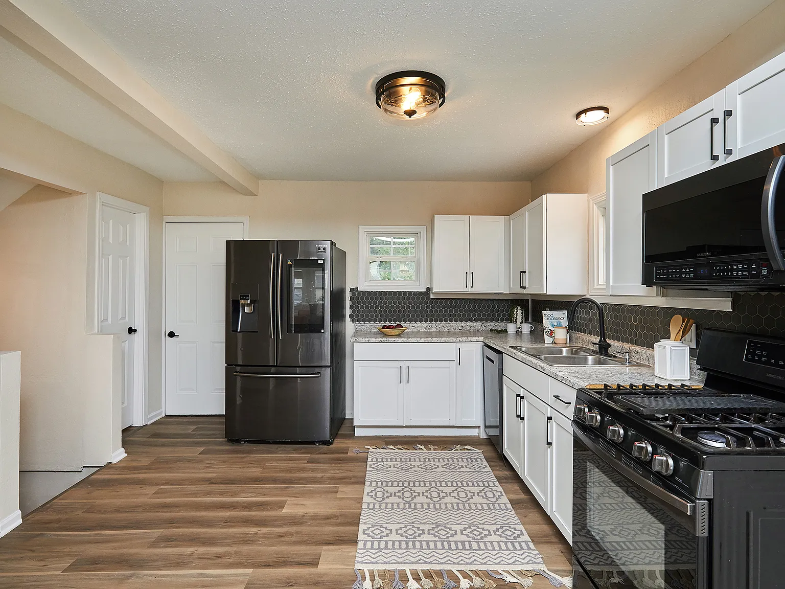 1 bed, 807 sqft, $1,200 — Photo 2