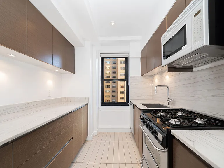400 E 57th St #8M — Photo 9