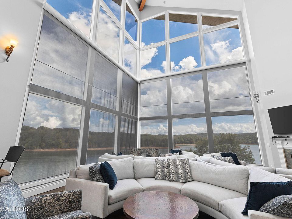 28th image of 643 Crown Pointe Rd
