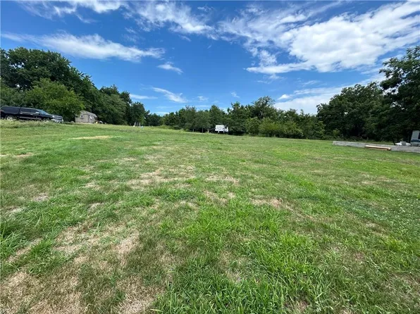 14 Cedar Dr #18, Lacygne, KS 66040