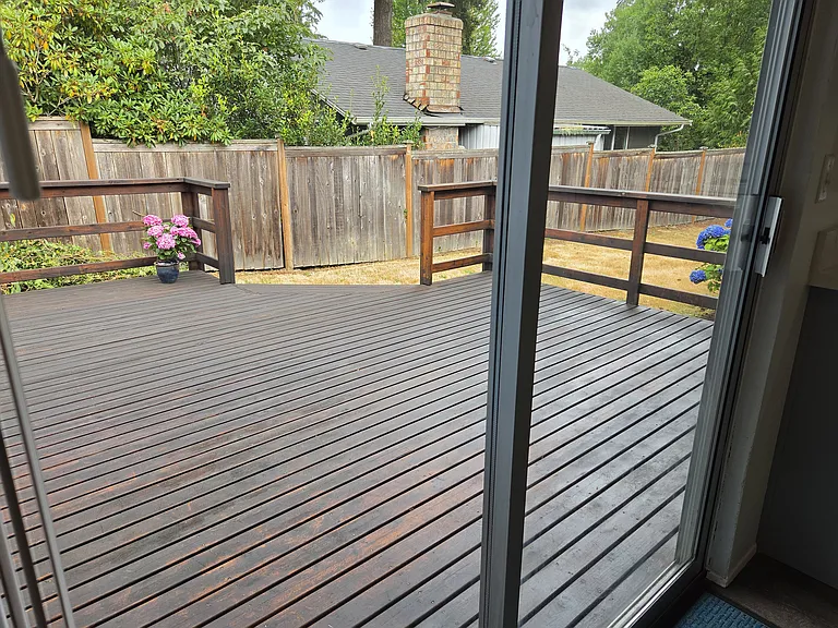Spacious and private back deck