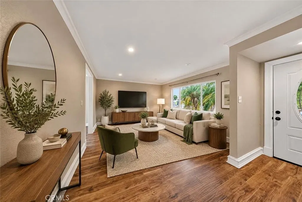 3 bed, 1170 sqft, $3,445 — Photo 2