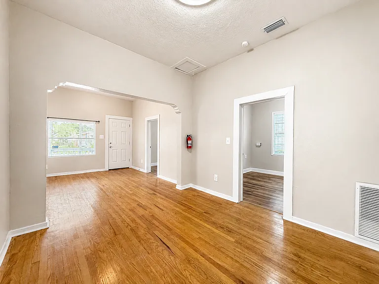 2124 W Chestnut St #1 — Photo 4