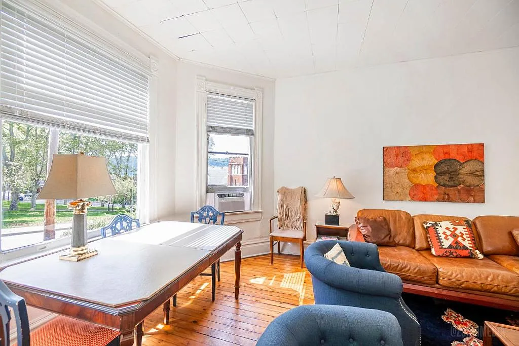3 bed, 1000 sqft, $2,300 — Photo 2