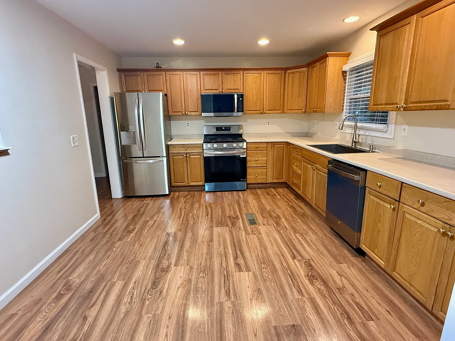 3 bed, 960 sqft, $2,150 — Photo 2