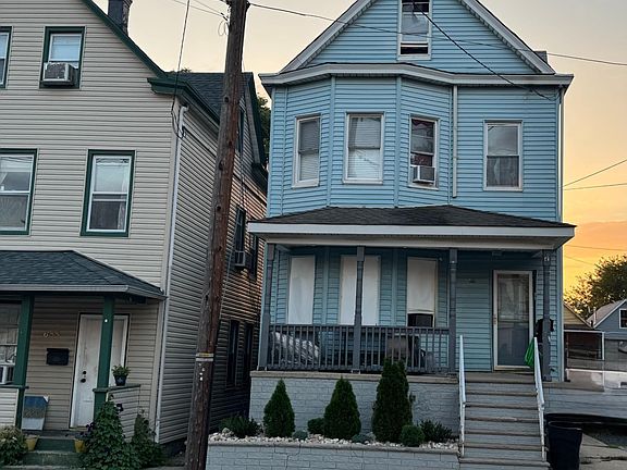 4th image of 686 Charles St