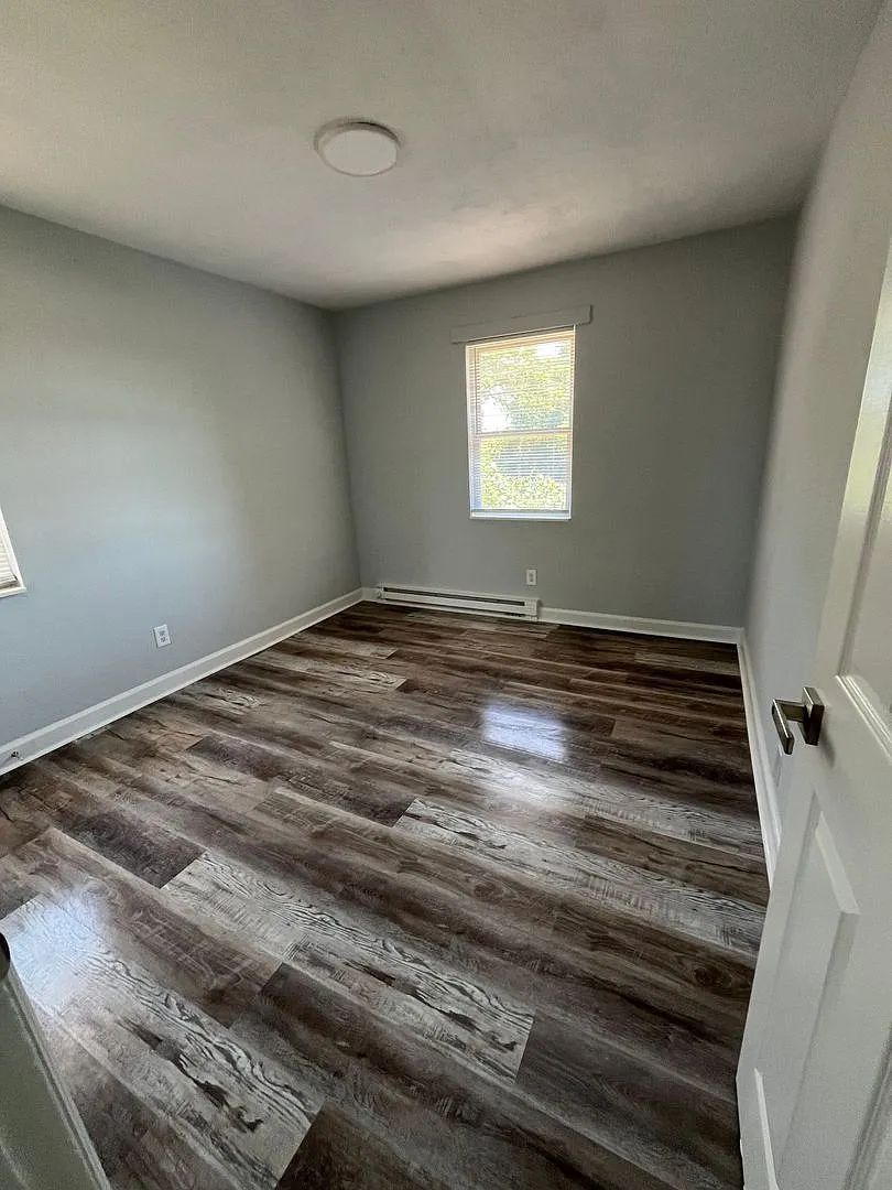 1350 N Chestnut St — Photo 2