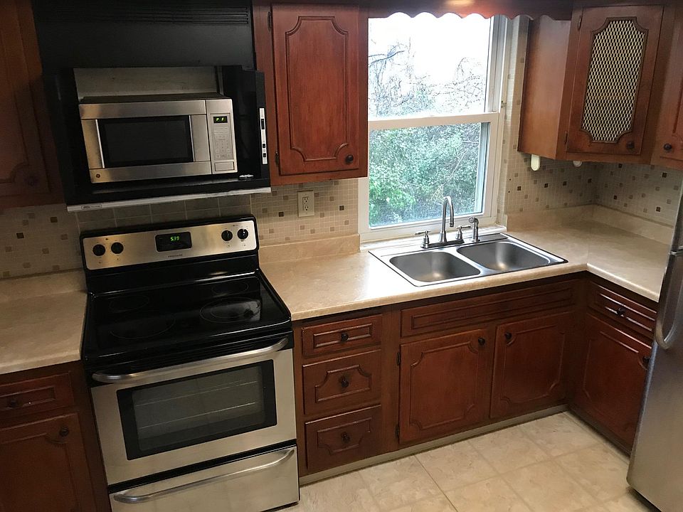 Stainless appliances and double sink