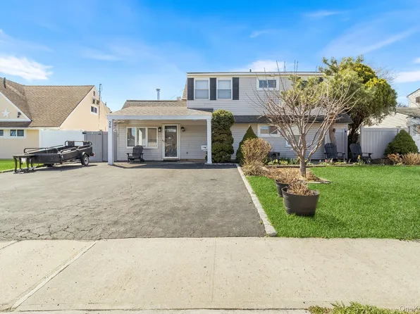 26 Picture Lane, Hicksville, NY 11801