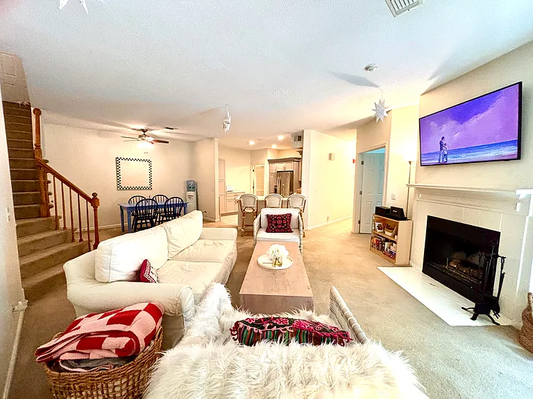 37 Bradford Commons Ln — Photo 4
