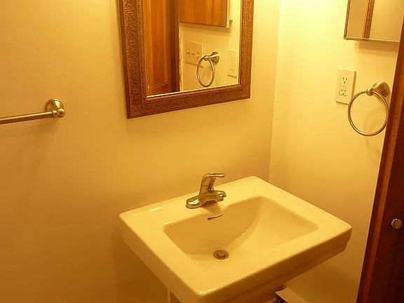 3rd image of 913 F St NE #Basement