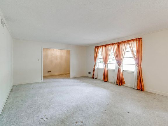4th image of 2119 E Ln