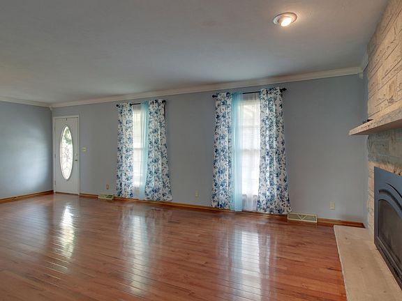 5th image of 2425 Green Acres
