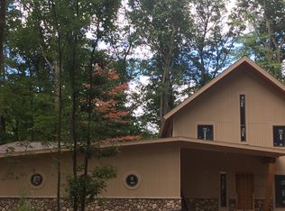 9497 Timber Ln, Whitmore Lake, MI 48189