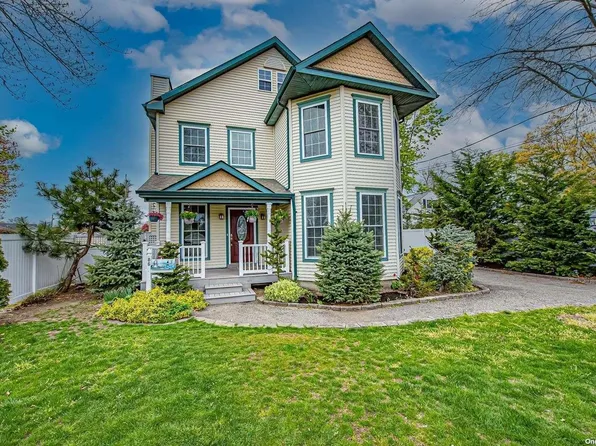 88 Mayhew Avenue, Babylon, NY 11702