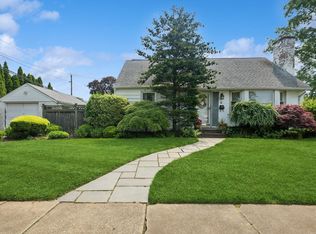 26 Croydon Dr, Merrick, NY 11566