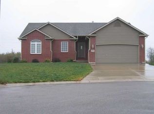 914 Sandalwood Cir, Augusta, KS 67010